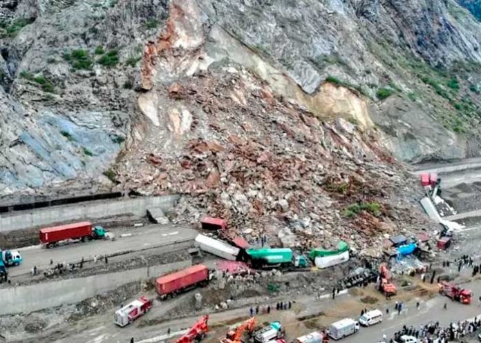 Tres personas murieron sepultadas por alud de tierra en Pakistán