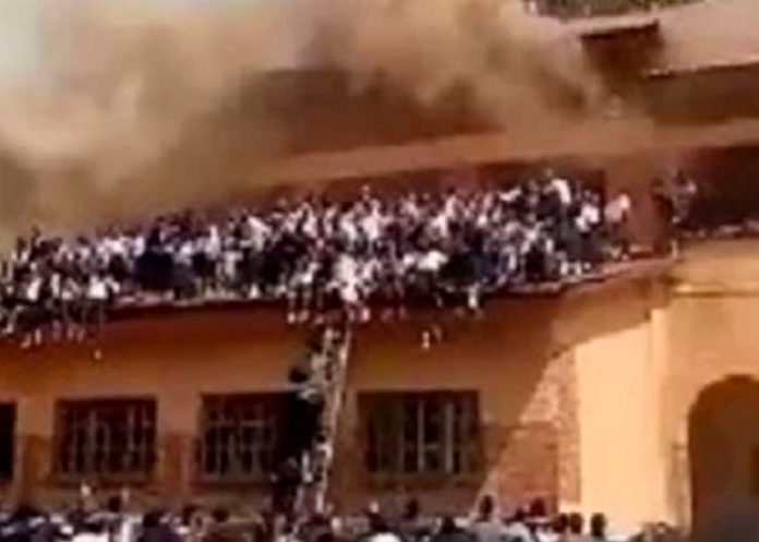 mundo1 ¡Angustioso momento! Alumnas saltan al vacío para no morir en incendio