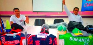 Entregan uniformes y materiales deportivos a la selección de béisbol de Bonanza