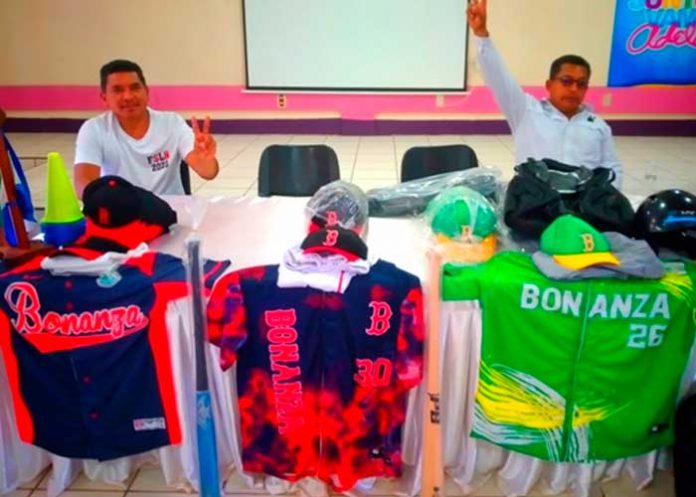 nota6 Entregan uniformes y materiales deportivos a la selección de béisbol de Bonanza