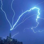 «Potente rayo» causa pánico al caer en el edificio más alto de Nueva York "Potente rayo" causa pánico al caer en el edificio más alto de Nueva York
