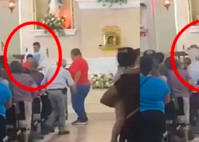 padre Sacerdote de Sinaloa saca a empujones a un sujeto escandaloso