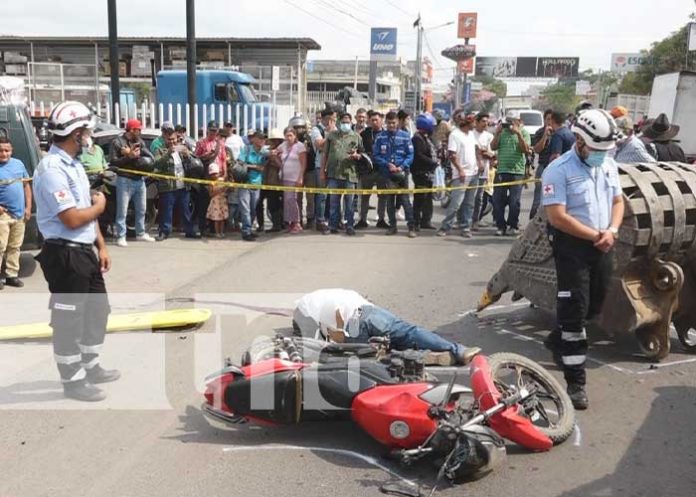 Foto: Motociclista fallece al caerle una pieza de una pala mecánica en Estelí / TN8