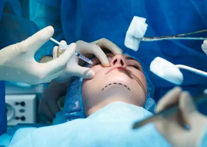 Pareja vendió su casa para pagar cirugías