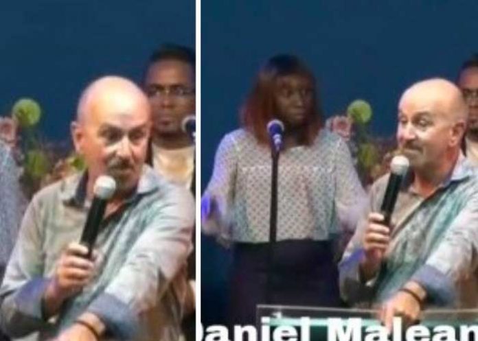 Pastor pide dinero a iglesia para comenzar a predicar