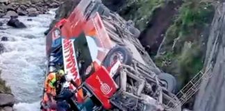 Bus cae en el cauce de un río en Perú dejando 10 muertos y 25 heridos