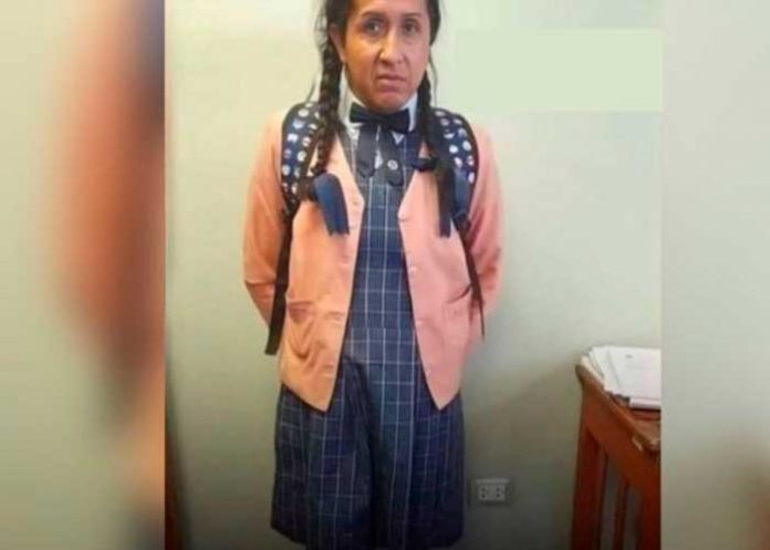 Viejo 'moclín' se vistió de alumna para grabar a niñas en una escuela de Perú