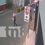 ¡Descarado el hombrecito! Captan a ladrón de casco en Juigalpa (VIDEO) Foto: Robo de casco de moto a plena luz del día en Juigalpa, departamento de Chontales / TN8