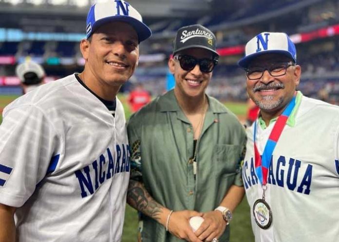 Foto: Sandor Guido, Daddy Yankee y Marvin Benard