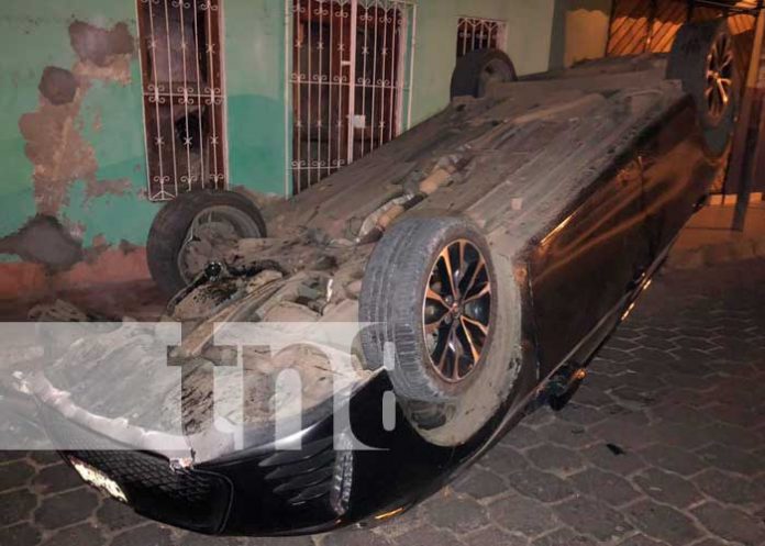 Vehículo termina volcado tras impactar contra un boulevard en Juigalpa