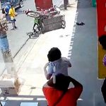 Imprudencia de una mujer casi le cuesta la vida en una calle de Managua Imprudencia de mujer casi le cuesta la vida en una calle de Managua
