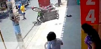 Imprudencia de mujer casi le cuesta la vida en una calle de Managua