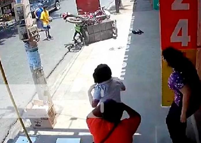 Imprudencia de mujer casi le cuesta la vida en una calle de Managua