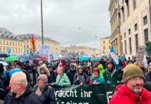 Concentración masiva en Berlín contra el suministro de armas a Ucrania Concentración masiva en Berlín contra el suministro de armas a Ucrania