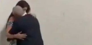 ¡Como Dios manda! Captan a cura "chacobenado" a sexy muchacha en la iglesia