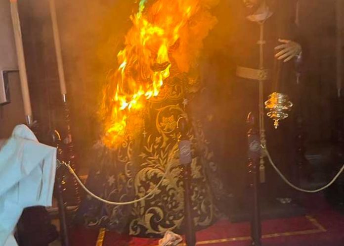 virgen1 Desalojan iglesia en España tras arder una imagen de la Virgen