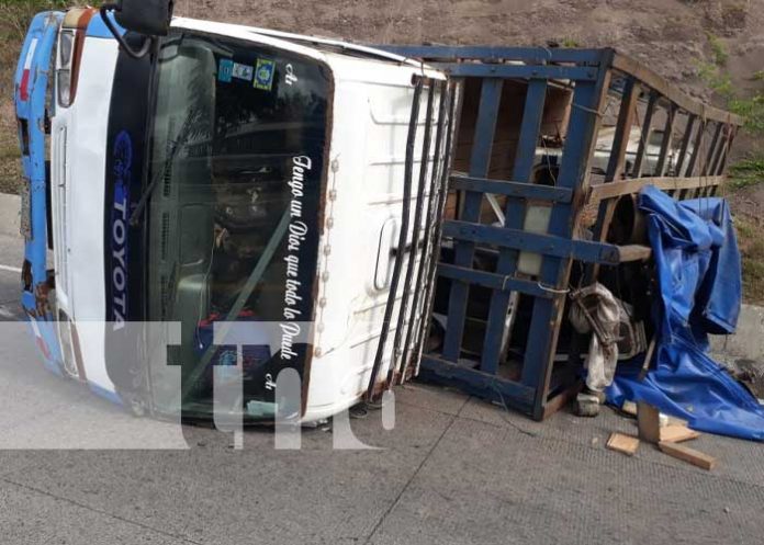 volcc-2 Foto: Vuelco de camión en Río Blanco / TN8