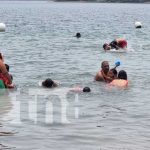 Nicaragüenses amortiguan el calor en Xiloá