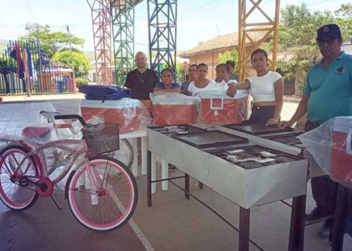 Foto: Realizan capitalización de bienes a 35 protagonistas de Santa Rosa del Peñón / Cortesía