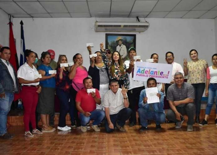 Foto: Programa Adelante entrega créditos a 13 protagonistas de León / Cortesía