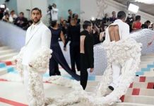 Con escote en la espalda Bad Bunny impacta en la alfombra del MET Gala Con escote en la espalda Bad Bunny impacta en la alfombra del MET Gala