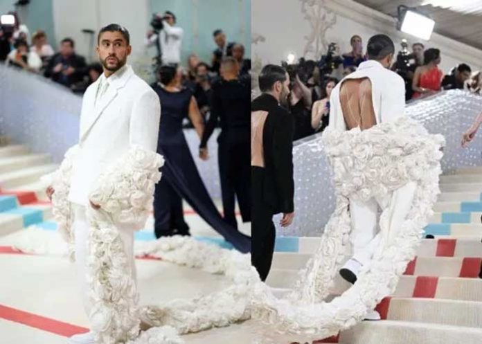 Con escote en la espalda Bad Bunny impacta en la alfombra del MET Gala