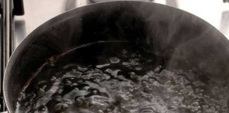"Quiere tanto" a su yerno que le echa agua hirviendo porque le pedía mucha "hartazón"