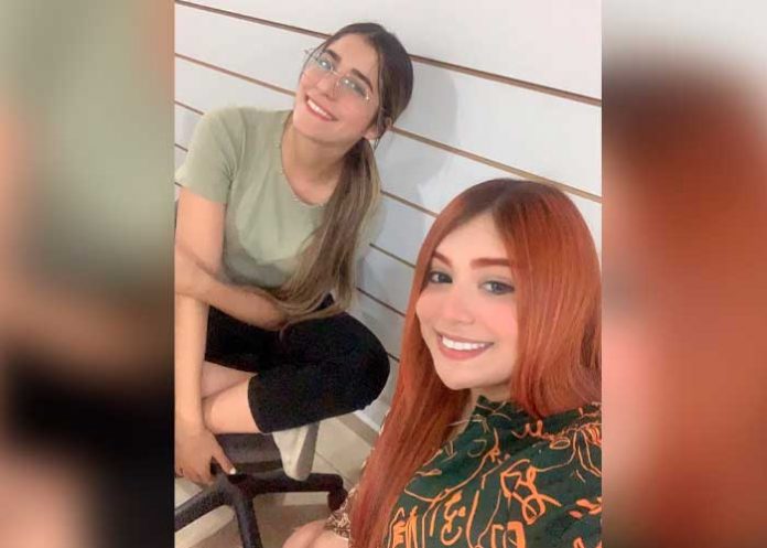 ¡Clase loquera!: Chavala se hace 