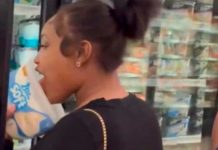 ¡Qué chanchada!: Pareja lame bote de helado en supermercado y no lo compran