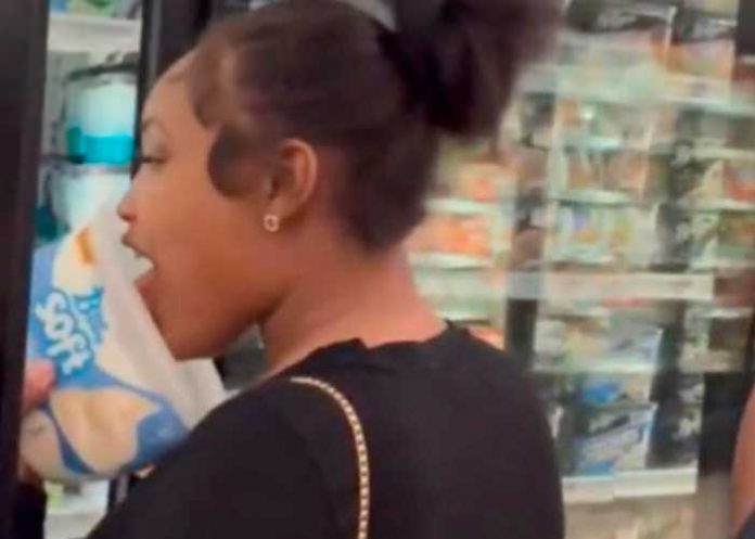 1 ¡Qué chanchada!: Pareja lame bote de helado en supermercado y no lo compran