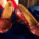 "Se da tremendo color"; por robarse las zapatillas que usó “El Mago de Oz”