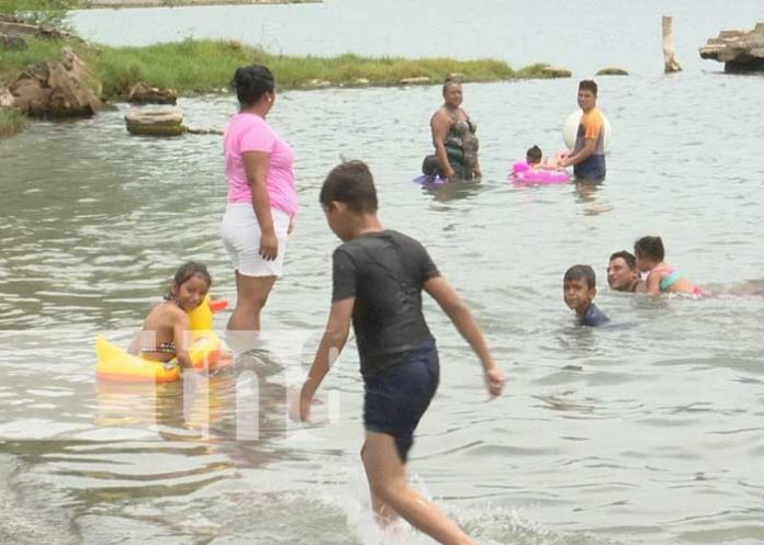 Familias disfrutaron su domingo en las Cristalinas agua de Xiloa