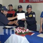 Foto: 21 Bomberos reciben de mano de las autoridades certificaciones profesionales / TN8