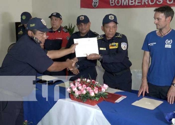 1 Foto: 21 Bomberos reciben de mano de las autoridades certificaciones profesionales / TN8