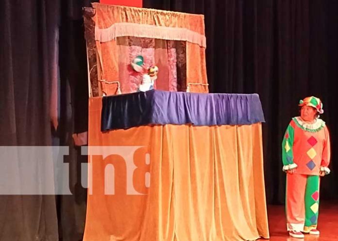 Foto: Florentino cumple 37 años de hacer reír a niños y adultos con sus presentaciones culturales / TN8