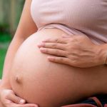 Chavala asegura estar "preñada" por "presencias sobrenaturales" de su cuarto