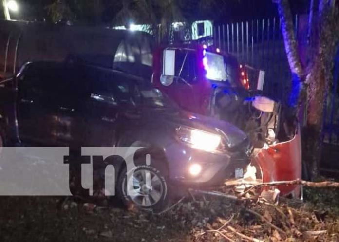 Registran accidente de tránsito entre cisterna y camioneta en Río Blanco