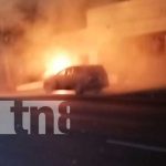 Foto: Camioneta severamente dañada tras incendiarse cerca a la entrada a Las Colinas / TN8