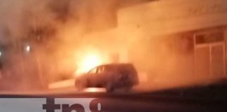 Foto: Camioneta severamente dañada tras incendiarse cerca a la entrada a Las Colinas / TN8