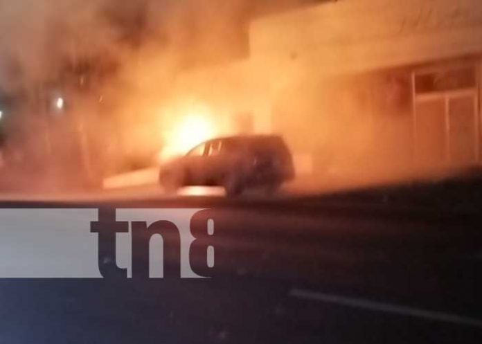 1 Foto: Camioneta severamente dañada tras incendiarse cerca a la entrada a Las Colinas / TN8