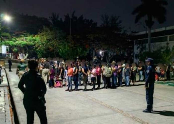 1 En México rescatan a 175 migrantes que viajaban en un tráiler