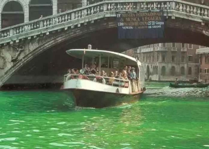 1 El agua del Gran Canal de Venecia se tiñe de verde