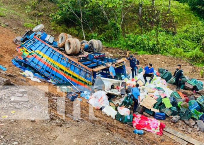 Al menos dos muertos y 12 lesionados por vuelco de camión en Río Blanco