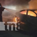 ¡Se salvaron! 4 pasajeros salen ilesos tras incendio de un vehículo en Estelí Foto: ¡Se salvaron! 4 pasajeros salen ilesos tras incendio de un vehículo en Estelí / TN8