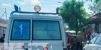 Caponera termina volcada y camioneta rayada después de chocar en Managua