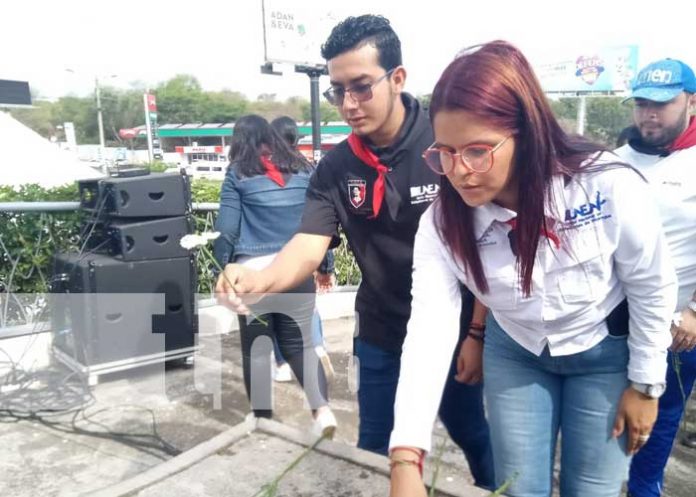 UNEN deposita ofrendas florales en conmemoración a Rigoberto López Pérez