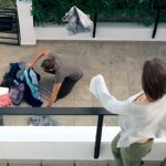 Mujer se da cuenta de que se las "pegan" y le tira todos los "peleros" a la calle