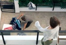 Mujer se da cuenta de que se las «pegan» y le tira todos los «peleros» a la calle Mujer se da cuenta de que se las "pegan" y le tira todos los "peleros" a la calle