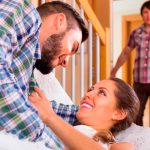 Descubre a su mujer con otro y se sale del cuarto para que sigan "disfrutando"