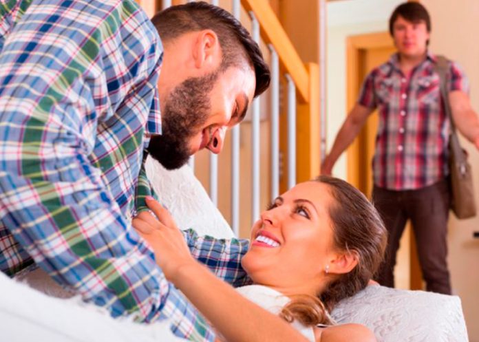 Descubre a su mujer con otro y se sale del cuarto para que sigan 